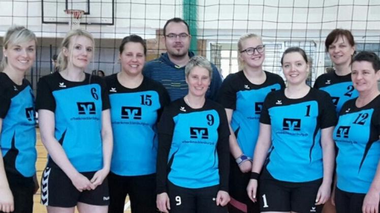 Die Volleyballerinnen der TSG Warin mit Trainer Sebastian Gercke. 