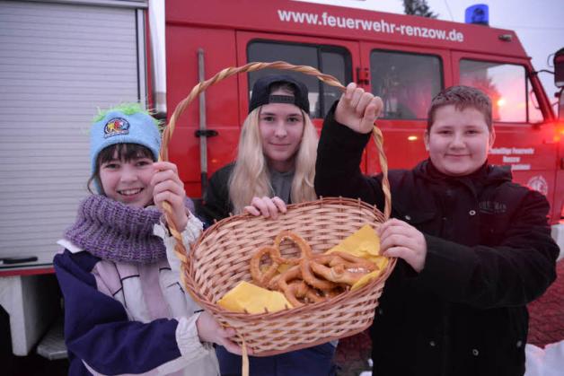 Amanda-Charlotte Werner, Kim-Loreen Turtschan und Fabian Mike Jürgen Ziegert boten in Renzow Brezel zum Kauf an. Amanda-Charlotte Werner, Kim-Loreen Turtschan und Fabian Mike Jürgen Ziegert boten in Renzow Brezel zum Kauf an.