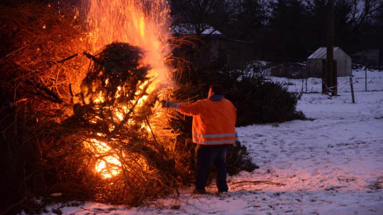 So wie in Renzow – im Bild: Kai Rudolph – wurden in zahlreichen Orten wieder Tannenbäume verbrannt.  Fotos: Michael Schmidt 