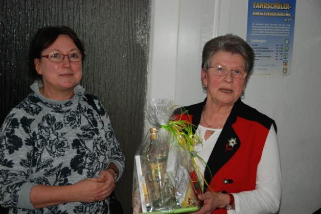 Zu den Gratulanten gehörte auch Maike Frey vom DRK-Kreisverband Nordwestmecklenburg (links im Bild). Elke Burmeister nimmt das Geschenk entgegen.  Fotos: peter täufel 