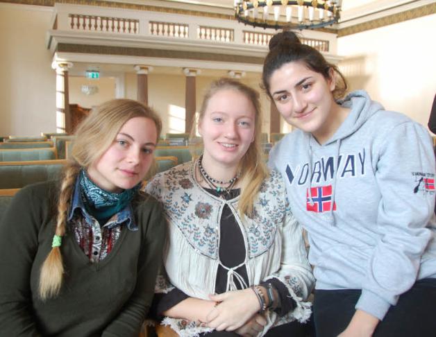 Die BBZ-Schülerinnen (von links) Rosa Zülsdorff, Emmelie Männel und Aschchen Gevorgyan beteiligten sich lebhaft an der Diskussion. Die BBZ-Schülerinnen (von links) Rosa Zülsdorff, Emmelie Männel und Aschchen Gevorgyan beteiligten sich lebhaft an der Diskussion.
