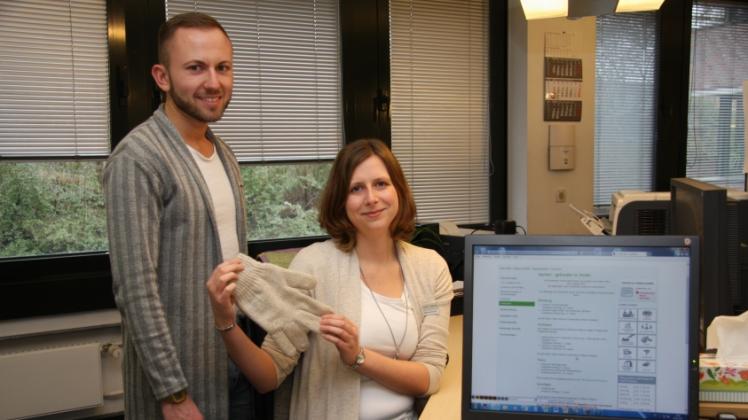 Arbeiten zukunftsorientiert: Teamleiter Danny Herker und Verwaltungsmitarbeiterin Tanja Möhlenbrock haben das digitale Fundbüro in Wedel eingeführt.  