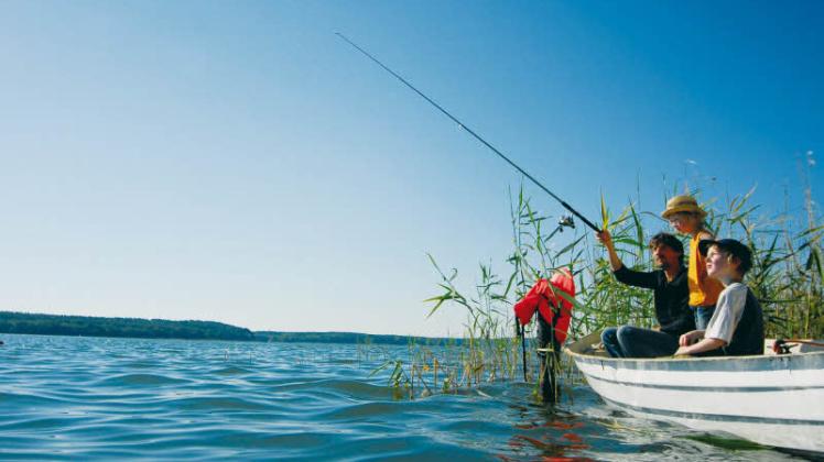 Familienangeln auf dem Plauer See. Dank des Touristenfischereischeins überhaupt kein Problem.  