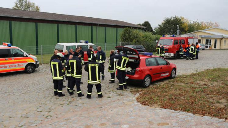 Die Jürgenshagener Kameraden trafen sich im Oktober mit anderen Wehren zu einer Einsatzübung in Neuendorf, wo ein Unfall mit einem Bus und einem Pkw simuliert wurde.  