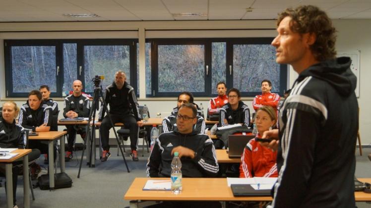 Hier lernen Trainer für die Prüfung zum Fußball-Lehrer. Hier lernen Trainer für die Prüfung zum Fußball-Lehrer.