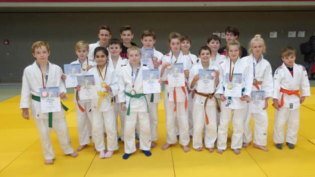 Gleich elf Medaillen gingen bei den Landeseinzelmeisterschaften der U15 an Judoka des 1. Schweriner Judoclubs. 
