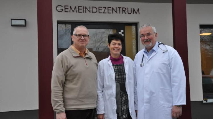 Holger Bannuscher, Gudrun Ulbrich und Andreas Wrabel (v.l.) freuen sich, dass die Arztsprechstunde nun zentral im Ort stattfindet.  Fotos: Sarah Langemeyer 