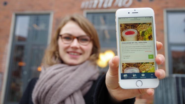 Mit dem Handy regionale Produkte einkaufen: Nele Markwardt, Organisatorin der ersten Food Assembly Schleswig-Holsteins, zeigt den Internet-Shop auf dem Smartphone. 