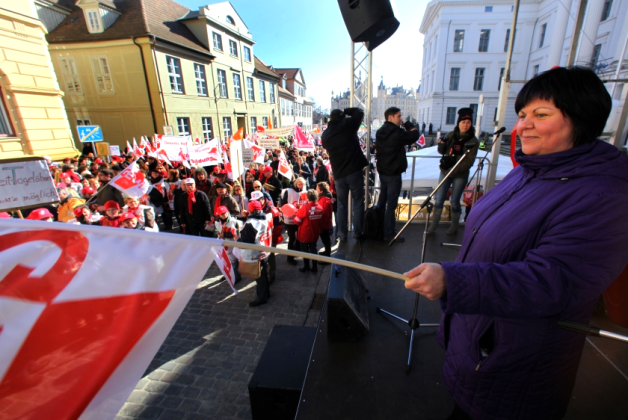 GEW-Landeschefin Annett Lindner (r.) und tausende Lehrer wollen, wie hier im März 2011, wieder vor dem Schweriner Finanzministerium demonstrieren.