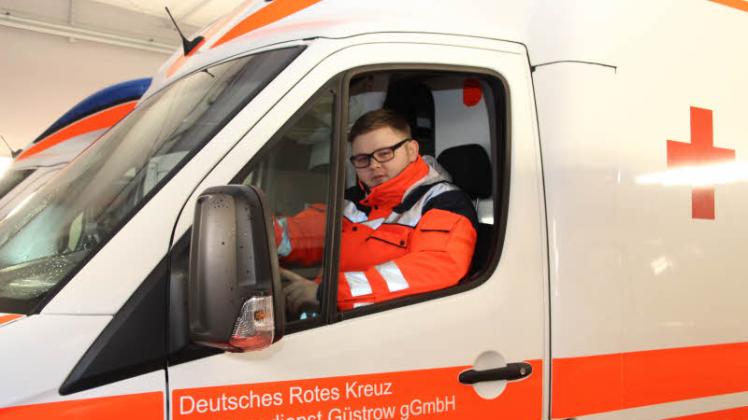Sebastian Klaiber lernt den Beruf des Notfallsanitäters – einen recht neuen Beruf, über den am Sonnabend informiert wird.  