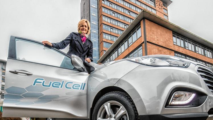 Oberbürgermeisterin Simone Lange durfte gestern den silbernen Testwagen auf dem Rathausparkplatz übernehmen.