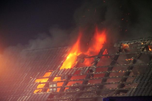 Wohnhaus bei Schwaan in Flammen: Ursache vermutlich explodierter Öltank - Bewohner können sich retten - Feuerwehren im Großeinsatz 