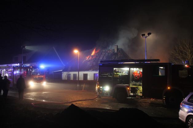 Wohnhaus bei Schwaan in Flammen: Ursache vermutlich explodierter Öltank - Bewohner können sich retten - Feuerwehren im Großeinsatz 