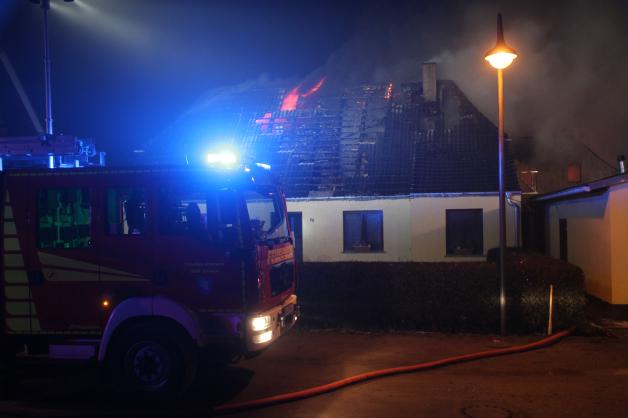 Wohnhaus bei Schwaan in Flammen: Ursache vermutlich explodierter Öltank - Bewohner können sich retten - Feuerwehren im Großeinsatz Wohnhaus bei Schwaan in Flammen: Ursache vermutlich explodierter Öltank - Bewohner können sich retten - Feuerwehren im Großeinsatz