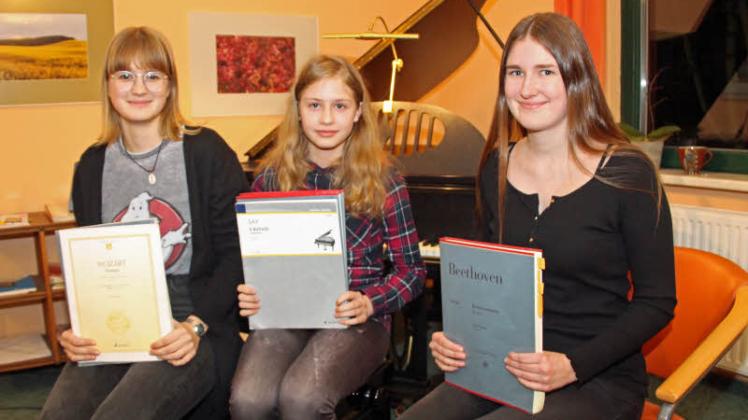 Werden bei Jugend musiziert dabei sein: Jette Machner, Nicole Okonnek, Laura Laß (von links) 