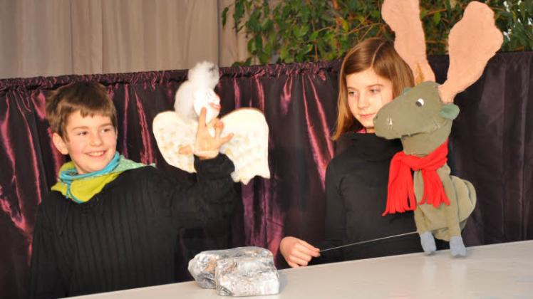 Puppentheater selbst gemacht: Die Workshop-Teilnehmer schreiben ihr eigenes Stück, basteln Requisiten und Figuren und führen dann die Inszenierung auf.  