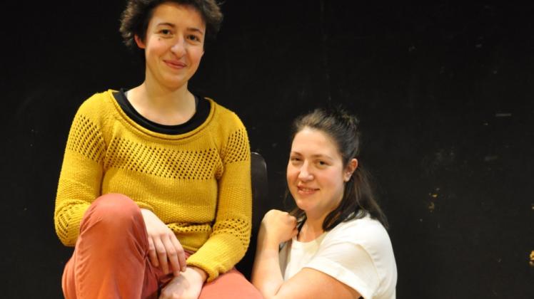 Die Studentinnen Hannah Ott (links) und Susanne Frieling können sich im Theater kreativ ausleben.  