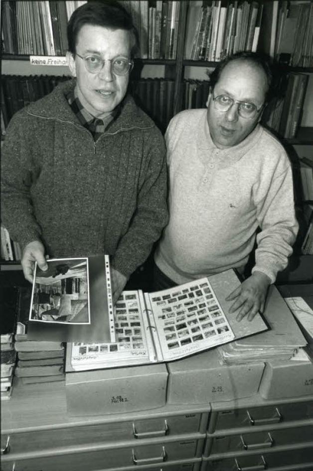Damals: Zusammen mit Stadtarchivar Hans-Werner Bohl (r.) begann Gerhard Weber die Serie. Das Foto entstand am 4. Juni 1994 anlässlich der Veröffentlichung der 100. Folge der „Historischen Ansichten“.  