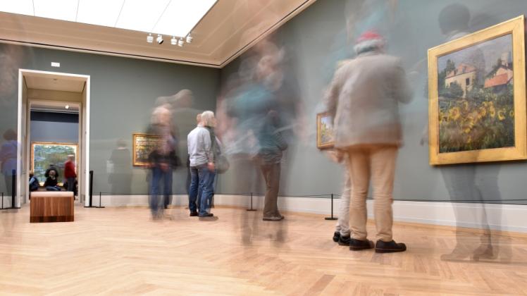 Besucher stehen im Kunstmuseum Barberini. Bis 28. Mai ist die Eröffnungsschau „Klassiker der Moderne“ zu sehen.  