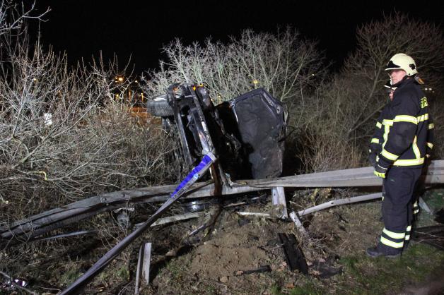 Spektakulärer Unfall in Rostock: Sturzbetrunkener Autofahrer rast in Lütten Klein durch Baustelle, schleudert in Leitplanke und fliegt in Böschung von Brücke - Fahrer hat 2,39 Promille intus Spektakulärer Unfall in Rostock: Sturzbetrunkener Autofahrer rast in Lütten Klein durch Baustelle, schleudert in Leitplanke und fliegt in Böschung von Brücke - Fahrer hat 2,39 Promille intus