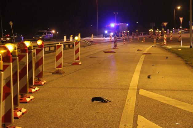 Spektakulärer Unfall in Rostock: Sturzbetrunkener Autofahrer rast in Lütten Klein durch Baustelle, schleudert in Leitplanke und fliegt in Böschung von Brücke - Fahrer hat 2,39 Promille intus