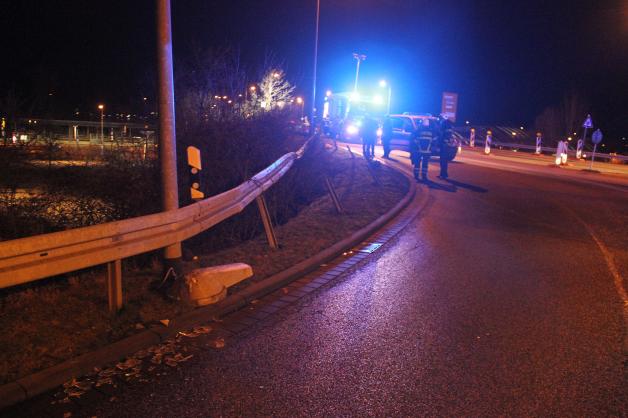 Spektakulärer Unfall in Rostock: Sturzbetrunkener Autofahrer rast in Lütten Klein durch Baustelle, schleudert in Leitplanke und fliegt in Böschung von Brücke - Fahrer hat 2,39 Promille intus Spektakulärer Unfall in Rostock: Sturzbetrunkener Autofahrer rast in Lütten Klein durch Baustelle, schleudert in Leitplanke und fliegt in Böschung von Brücke - Fahrer hat 2,39 Promille intus