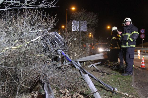 Spektakulärer Unfall in Rostock: Sturzbetrunkener Autofahrer rast in Lütten Klein durch Baustelle, schleudert in Leitplanke und fliegt in Böschung von Brücke - Fahrer hat 2,39 Promille intus Spektakulärer Unfall in Rostock: Sturzbetrunkener Autofahrer rast in Lütten Klein durch Baustelle, schleudert in Leitplanke und fliegt in Böschung von Brücke - Fahrer hat 2,39 Promille intus