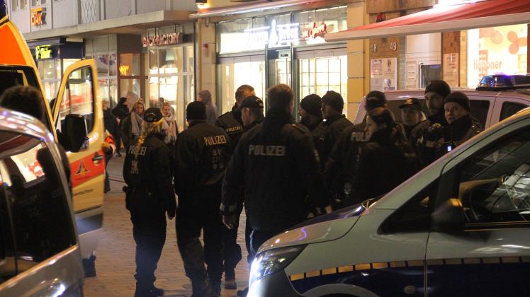 Polizeipräsenz in der Innenstadt nach einer Massenschlägerei.