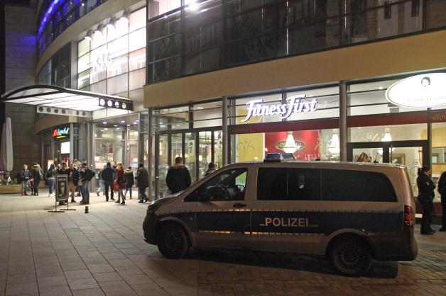Massenschlägerei in Rostocker Innenstadt fordert drei Verletzte - 12 Streifenwagen vor KTC im Einsatz - große Gruppe Jugendlicher mit Migrationshintergrund greift Helfer mit Schlagstock und Messer an