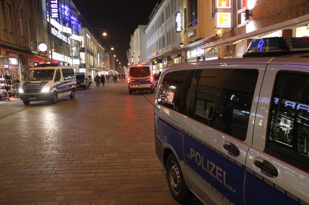 Massenschlägerei in Rostocker Innenstadt fordert drei Verletzte - 12 Streifenwagen vor KTC im Einsatz - große Gruppe Jugendlicher mit Migrationshintergrund greift Helfer mit Schlagstock und Messer an