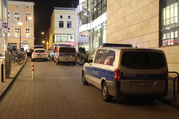 Massenschlägerei in Rostocker Innenstadt fordert drei Verletzte - 12 Streifenwagen vor KTC im Einsatz - große Gruppe Jugendlicher mit Migrationshintergrund greift Helfer mit Schlagstock und Messer an Massenschlägerei in Rostocker Innenstadt fordert drei Verletzte - 12 Streifenwagen vor KTC im Einsatz - große Gruppe Jugendlicher mit Migrationshintergrund greift Helfer mit Schlagstock und Messer an