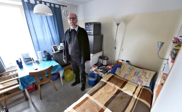 Bett, Tisch, Musik: Ein Mitarbeiter der Stadtmission zeigt ein Zimmer im Kieler Bodelschwingh-Haus für Wohnungslose. CARSTEN REHDER/DPA Bett, Tisch, Musik: Ein Mitarbeiter der Stadtmission zeigt ein Zimmer im Kieler Bodelschwingh-Haus für Wohnungslose. CARSTEN REHDER/DPA