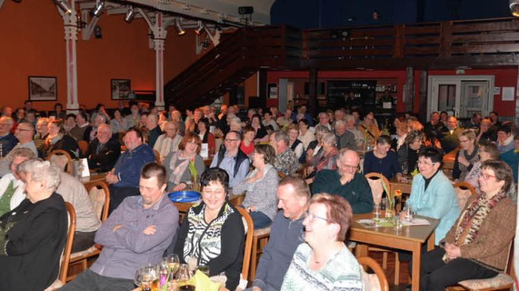 Ein vergnügtes Publikum im Hagenower „Mecki“.  Fotos: Pohle  