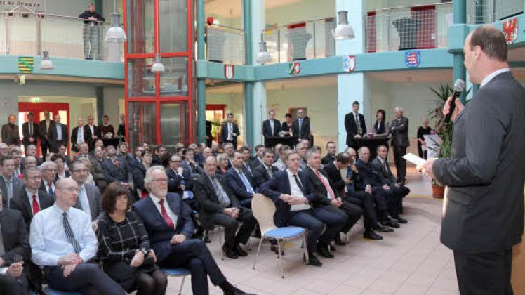Volles Atrium in der Plauer Schule am Klüschenberg: Kreistagspräsident Olaf Steinberg (r.) begrüßt die rund 150 Gäste. Fotos: Michael-Günther Bölsche 