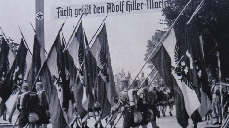 „Adolf-Hitler-Marsch“ 1938: Marscheinheiten von Hitlerjungen werden im HJ-Lager Fürth begrüßt. 