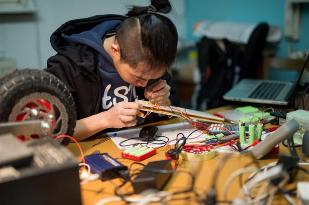 Lo-Chen Cheng arbeitet an einer Mischung aus Fahrrad und Skateboard.