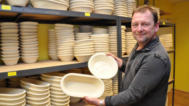 Oval, rund oder quadratisch, mit Rillen, Waffelmuster oder glatt, mit Sonnenblume, Mühle oder Herz im Boden – die Brotformen, die Dr. Steffen Heinig mit seiner kleinen Firma nun in Sternberg herstellt, sind vielfältig und unterschiedlich groß. Fotos: Rüdiger Rump Oval, rund oder quadratisch, mit Rillen, Waffelmuster oder glatt, mit Sonnenblume, Mühle oder Herz im Boden – die Brotformen, die Dr. Steffen Heinig mit seiner kleinen Firma nun in Sternberg herstellt, sind vielfältig und unterschiedlich groß. Fotos: Rüdiger Rump