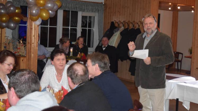 Bürgermeister Dieter Voß (r.) während des Neujahrsempfangs der Gemeinde Ventschow im Saal Meiddäl.  Fotos: Roland Güttler 