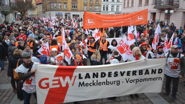 Rund 2500 Lehrer und andere Beschäftigte des öffentlichen Dienstes beteiligten sich im März 2015 in Güstrow an einer Demonstration für gerechtere Entlohnung.  