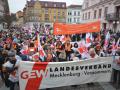 Rund 2500 Lehrer und andere Beschäftigte des öffentlichen Dienstes beteiligten sich im März 2015 in Güstrow an einer Demonstration für gerechtere Entlohnung.  