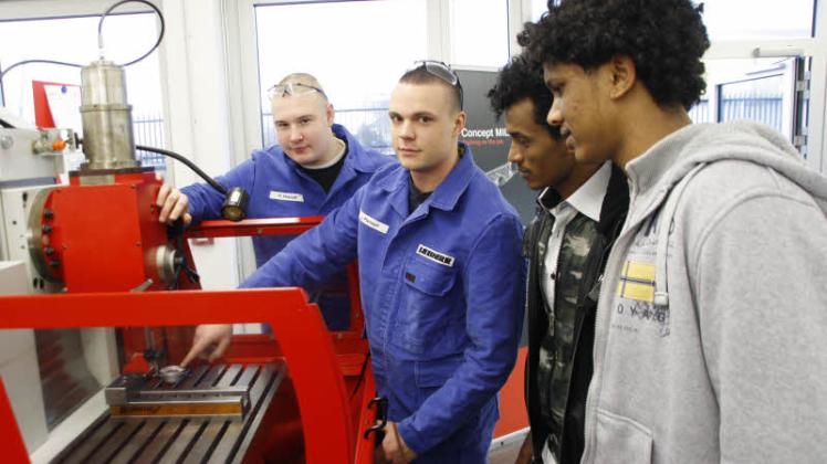 Bald Kollegen? Marvin Matzkeit (l.) und Jonas Pierstorf lernen im ersten Lehrjahr Konstruktionsmechaniker, Melake Haile (l.) und Mebrahtu Kflay aus Eritrea würden gerne Mechatroniker werden. Bald Kollegen? Marvin Matzkeit (l.) und Jonas Pierstorf lernen im ersten Lehrjahr Konstruktionsmechaniker, Melake Haile (l.) und Mebrahtu Kflay aus Eritrea würden gerne Mechatroniker werden.