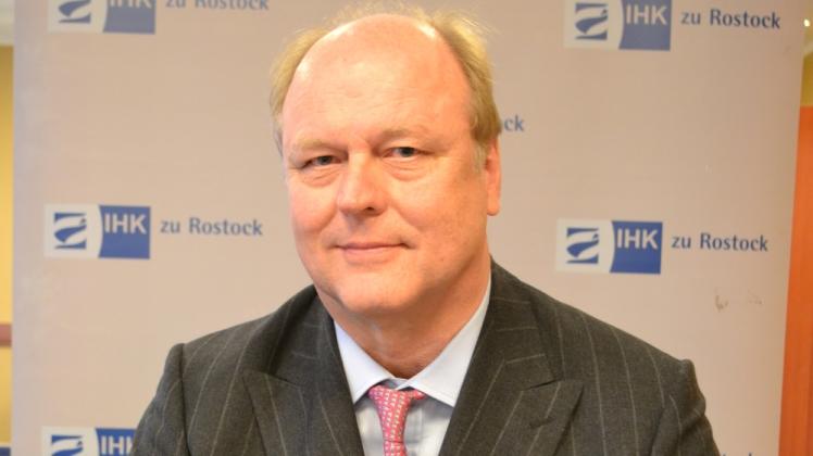 Der Managing Director der Deutschen Bank MV, Hinrich Wolff, wurde 1958 in Lübeck geboren. Seit 2002 bringt er sich ehrenamtlich für die IHK ein, war die letzten Jahre ihr Vizepräsident. Für den Deutschen Industrie- und Handelskammertag wird er weiter tätig sein – im Finanz- und Mittelstandsausschuss.  