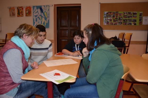Birgit Naxer, Jugend-Schuldencoach beim Jugend- und Familienzentrum „Club am Südring“, sensibilisiert die Jugendlichen für den richtigen Umgang mit Geld. Auch Alexandro (M.) will stets den Rat beherzigen: Niemals Originale aus der Hand geben. Birgit Naxer, Jugend-Schuldencoach beim Jugend- und Familienzentrum „Club am Südring“, sensibilisiert die Jugendlichen für den richtigen Umgang mit Geld. Auch Alexandro (M.) will stets den Rat beherzigen: Niemals Originale aus der Hand geben.