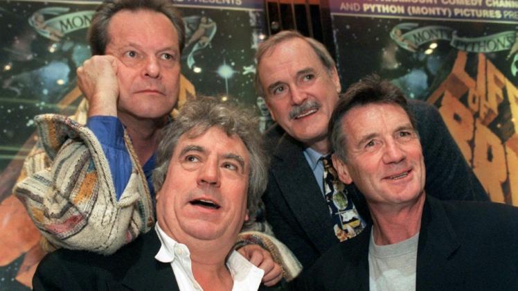 Die Mitglieder der Comedy-Gruppe Monty Python (hinten v.l.n.r.) Terry Gilliam und John Cleese sowie Terry Jones und Michael Palin (vorne v.l.n.r.) 1999 in London  