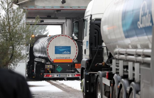 Lkw mit Gas fahren auf das Gelände. Lkw mit Gas fahren auf das Gelände.