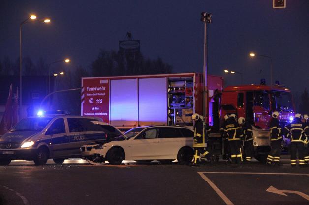 Schwerer Unfall auf Rövershäger Chaussee in Rostock verursacht Chaos im Feierabendverkehr - zwei Autos kollidieren - Seat fliegt durch Geländer in Abhang - 54-Jährige verletzt