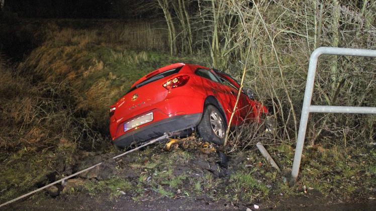 Schwerer Unfall auf Rövershäger Chaussee in Rostock verursacht Chaos im Feierabendverkehr - zwei Autos kollidieren - Seat fliegt durch Geländer in Abhang - 54-Jährige verletzt Schwerer Unfall auf Rövershäger Chaussee in Rostock verursacht Chaos im Feierabendverkehr - zwei Autos kollidieren - Seat fliegt durch Geländer in Abhang - 54-Jährige verletzt