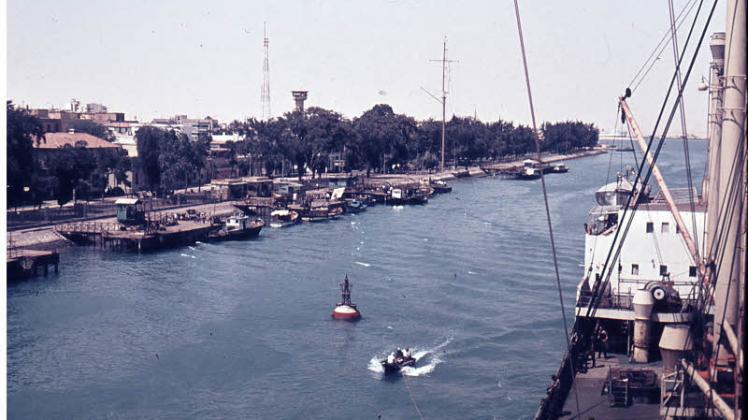 Der DSR-Frachter „Schwerin“ bei einer Passage durch den Suezkanal.  Fotos: Diestel, rfra  