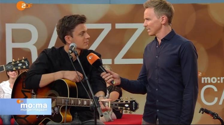 Razz-Sänger Niklas Keiser spricht im ZDF-Morgenmagazin mit Moderator Jochen Breyer. Screenshot: ZDF/NOZ