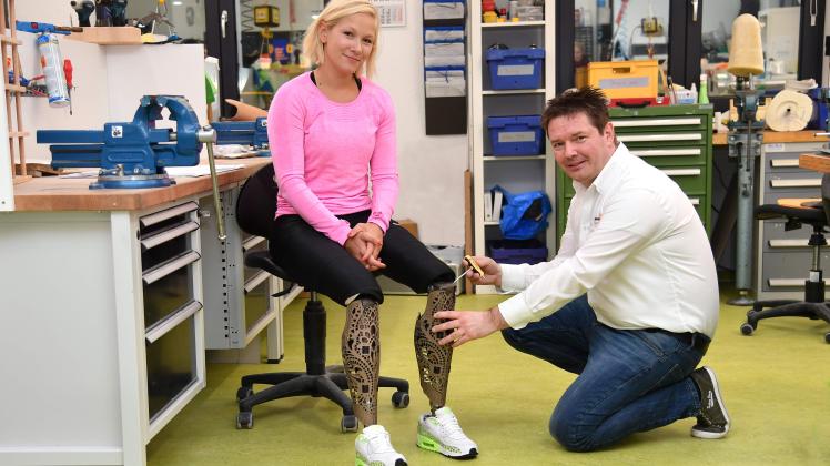 Paralympics-Siegerin Vanessa Low zu Gast beim Fachmann ihres Vertrauens: Hendrik Hörenz von der Orthopädie-Technik Scharpenberg nimmt mittels Vierer-Inbusschlüssel die Feinjustierung an den Prothesen der Leichtathletin vor.